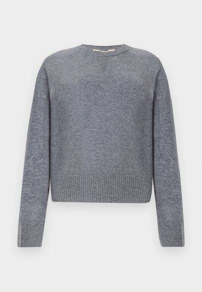 Grå stickad tröja med rund halsringning, ribbade ärmslut och fåll, samt en texturerad yta. Har en subtil V-insert vid halsen.