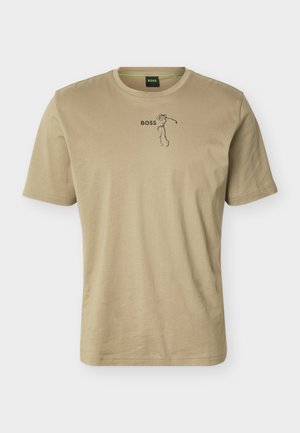 Beige T-shirt met korte mouwen, voorzien van een kleine zwarte golferafbeelding en de tekst "BOSS" op de borst, ronde halslijn en groene binnenkraagdetail.