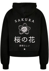 Schwarzer Hoodie mit einem Frontmotiv einer Kirschblüte, dem Text "SAKURA" und japanischen Zeichen. Rippbündchen und -saum. Weiches Material.