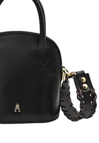 Sac en cuir noir avec une forme arrondie, des poignées supérieures et une sangle tressée avec des garnitures dorées. Logo notable à l'avant.