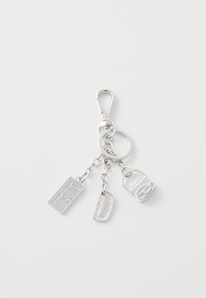 Porte-clés en argent avec clips, comportant trois charms : une étiquette rectangulaire gravée "Diesel", une lettre "D" métallique et une petite forme de verrou.