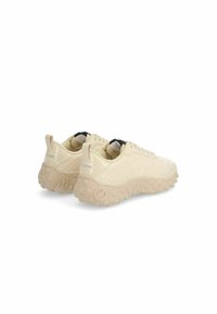 Sneakers beige con tomaia testurizzata, suola in gomma tondeggiante e dettagli a bolle rialzate. Presentano un cappio e un branding sottile sul tallone.