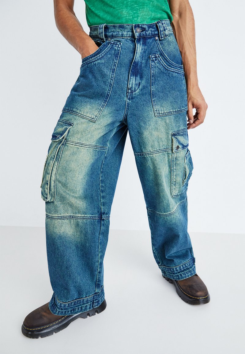 Jaded London - SANDBLAST MONSTER CARGO - Vaqueros boyfriend - mid wash, Ampliar