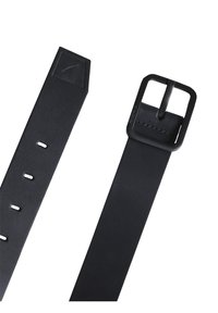 Curea din piele neagră cu o cataramă rectangulară. Textură netedă, cinci găuri de ajustare și un vârf ascuțit la un capăt. Design simplu și funcțional.