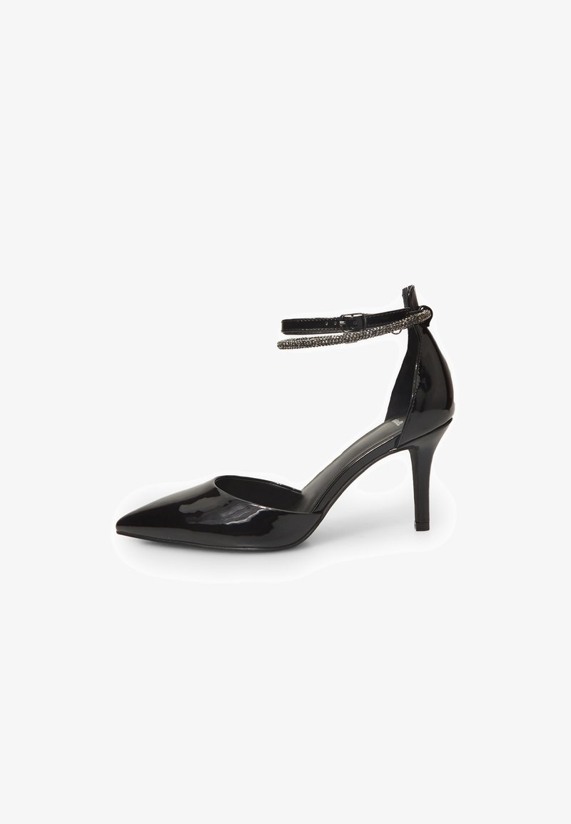 Escarpin à bout pointu en cuir verni noir avec bride à la cheville ornée de strass, et talon aiguille fin.