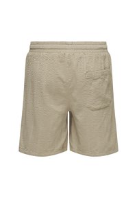 Shorts beige texturés avec des rayures verticales, une ceinture élastique et une seule poche arrière du côté droit.