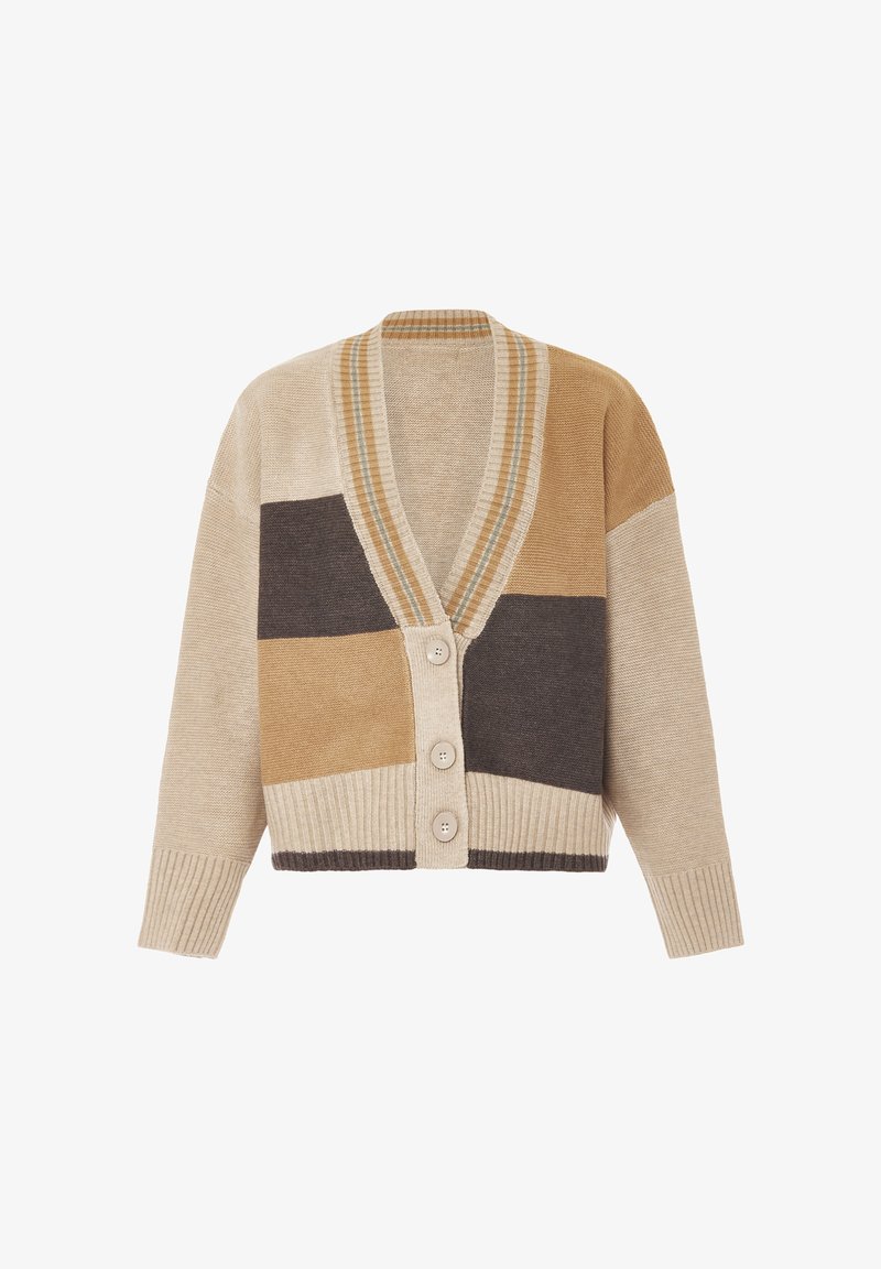 Cardigan abbottonato con ampi blocchi di colore beige, marrone e tan, con polsini e orlo a coste su sfondo bianco.