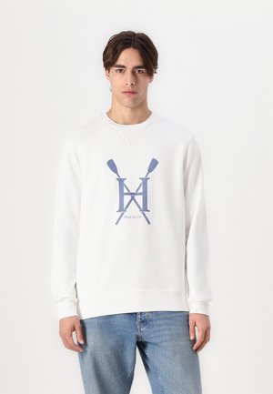 Sweatshirt blanc à col rond, avec un graphisme de rames bleues et le nom de la marque "HACKETT" en dessous. Tissu doux et coupe décontractée.