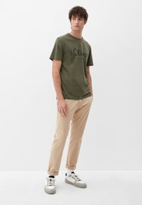 s.Oliver LOGO - T-shirt print - khaki oliv placed