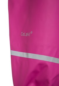 Ljusa rosa regnkläder med ett mjukt, vattentätt material, en reflekterande silverrand och präglad "CeLaVi"-logotyp.