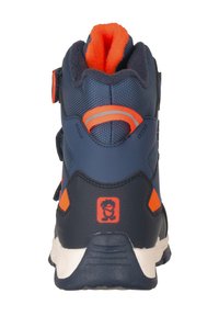 Niebieskie i pomarańczowe buty trekkingowe z wyściełaną kołnierzem, z rzepem i gumową podeszwą. Posiadają logo postaci na pięcie oraz teksturowany materiał.