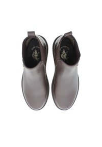 Botas de cuero marrón hasta el tobillo con punteras redondeadas, paneles laterales elásticos y un sutil detalle texturizado. Logo dorado embosado en el interior.