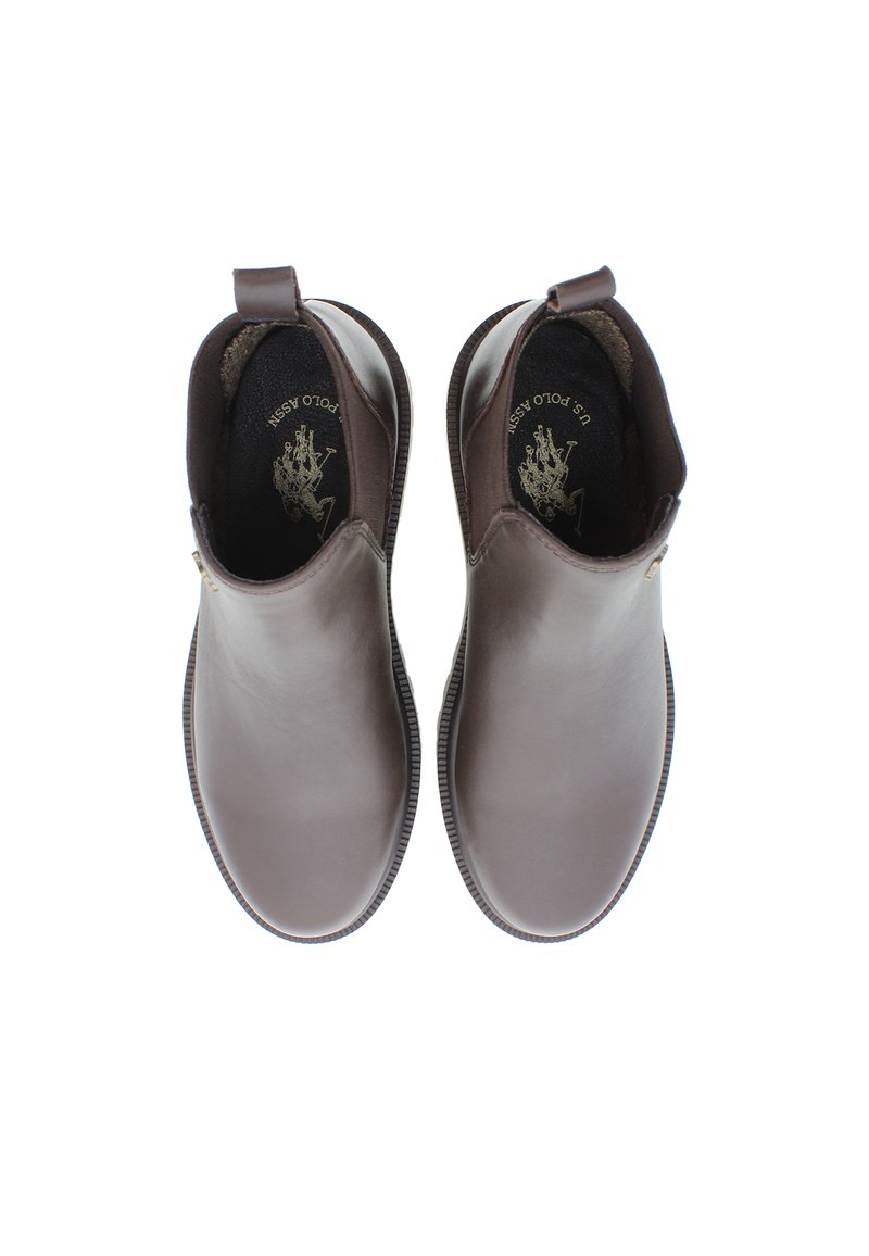 Braune Leder-Ankle-Boots mit abgerundeten Zehen, elastischen Seiteneinsätzen und subtiler texturierter Details. Goldenes Logo im Innenbereich geprägt.