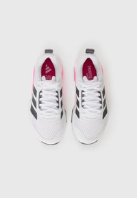 Sneaker atletiche bianche con una parte superiore in mesh, accenti neri, tallone rosa e un audace sistema di allacciatura. Colletto imbottito e soletta ammortizzata.