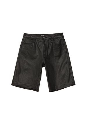 Shorts en cuir noir avec une texture lisse, conception à cinq poches et coupe droite, mettant en avant des détails de couture et une fermeture à bouton en métal à l'avant.