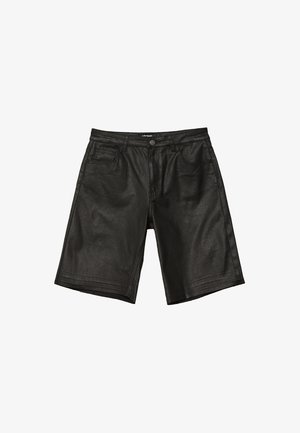 Crne kožne kratke hlače s glatkom teksturom, dizajnom od pet džepova i ravnim krojem, s detaljima šivanja i prednjim metalnim kopčanjem.