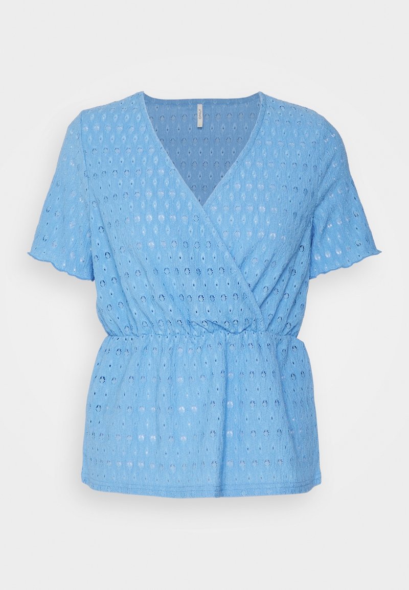 Blouse bleu clair à manches courtes en tissu ajouré, style portefeuille col en V et taille élastiquée sur fond blanc.
