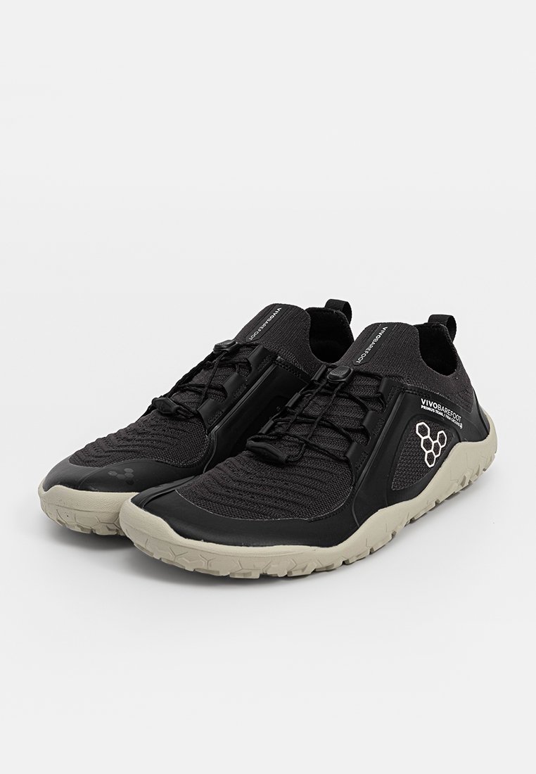 Schwarze Sportschuhe mit strukturiertem Obermaterial und elastischen Schnürsenkeln, ausgestattet mit einer hellgrauen Sohle und einem Logo an der Seite. Leichtes Design.