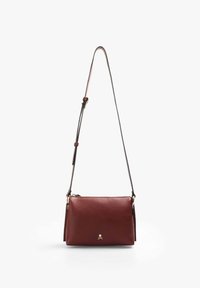 Borsa a tracolla in pelle bordeaux con tracolla regolabile, forma rettangolare, chiusura con zip e piccolo dettaglio con logo a teschio. Texture liscia.