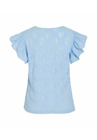 Gaiši zila blūze ar īsām viļņotām piedurknēm, teksturēta auduma, kurā ir paisley raksts, un apaļš kakla izgriezums, paredzēta brīvai piegriezei.