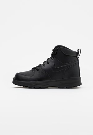 Czarny wysoki sneaker Nike z teksturowanej skóry i tkaniny, z przodu na sznurowadła, z wyściełanym kołnierzem i pętelką z tyłu przy pięcie.