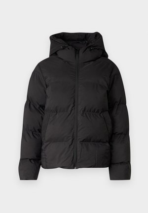Chaqueta acolchada negra con capucha, que cuenta con un cierre frontal y dos bolsillos laterales. Material liso y brillante con detalles de acolchado.