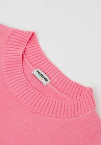 Rosa Strickpullover mit geripptem Kragen und Saum, versehen mit einem Etikett "TEZENIS KIDS". Weicher Stoff, leicht dehnbares Material.