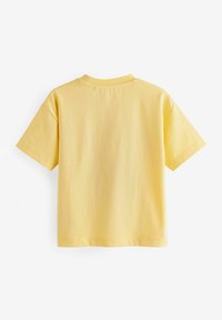 Gelbes Baumwoll-T-Shirt, kurze Ärmel, Rundhalsausschnitt, glatte Textur, schlichtes Design, keine sichtbaren Muster oder Akzente.