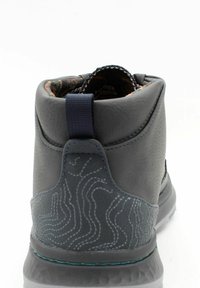 Stivale alla caviglia grigio in pelle texture, con una fodera a motivo contrastante e suola in gomma. Presenta una linguetta per facilitare l'indossamento.