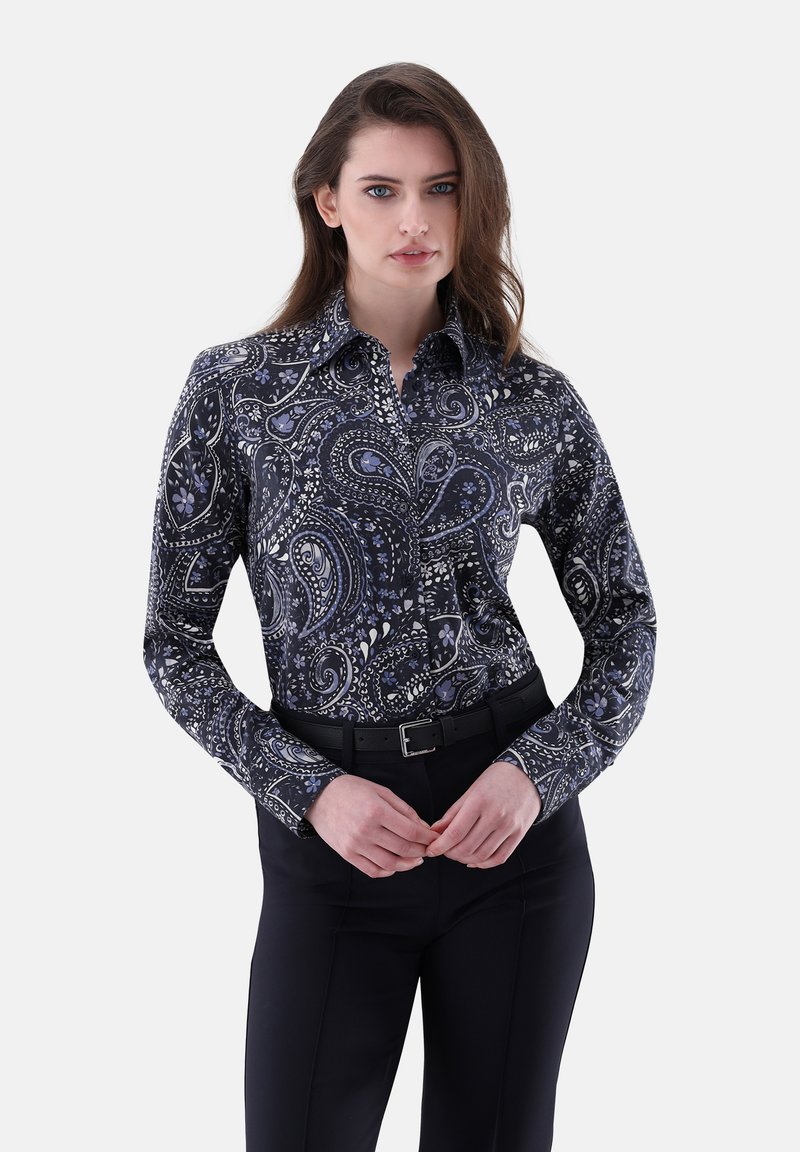 Camicia a maniche lunghe con stampa paisley nera, realizzata in tessuto liscio. Presenta un colletto classico e un design leggermente aderente.