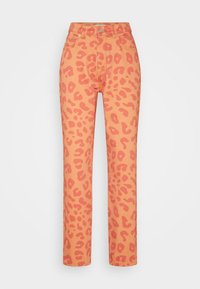 Jeans de ganga laranja com padrão de estampa de leopardo cor-de-rosa, design de cintura alta, corte reto e fecho de botão.