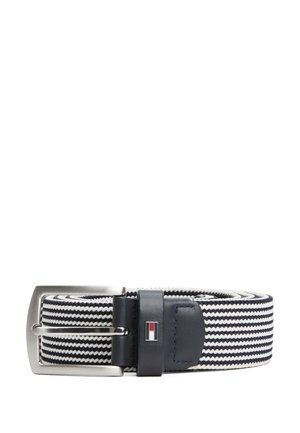 Opgerolde marineblauwe en witte geweven riem met zilveren gesp en marineblauwe leren lus met een klein rechthoekig rood, wit en blauw logo.