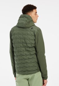 Veste rembourrée verte avec une capuche amovible, présentant une texture matelassée, des poignets élastiques et un détail de logo sur l'épaule.