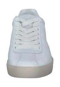 Baskets en cuir blanc avec une finition lisse, dotées de lacets plats, d'un bout arrondi et d'une semelle en caoutchouc de couleur claire. Détails de couture subtils.
