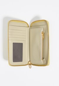 Cartera de cuero amarilla con cremallera dorada, compartimentos interiores para tarjetas, una ventana transparente para identificación y un bolsillo con cremallera para un almacenamiento seguro.