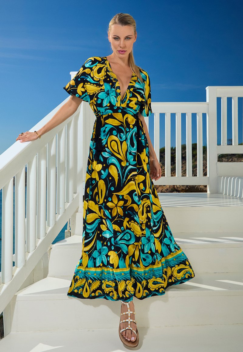 Maxikleid mit schwarzem Hintergrund, das lebendige gelbe und türkisfarbene Blumenmuster aufweist, kurze Ärmel und eine taillierte Taille hat.