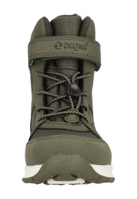 Grüner Outdoor-Stiefel aus einer Mischung von Stoff und Gummi, ausgestattet mit einem Klettverschluss, Schnürsenkeln und strukturierten Akzenten. Weiße Laufsohle.