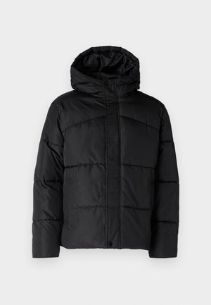 Svart polstret jakke med hette, med en quiltet design, glidelås frontlukking og sidelommer. Myk, glatt tekstur gjennom hele.