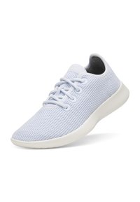 Sneaker in rete azzurro chiaro con tomaia testurizzata, lacci piatti e suola in gomma bianca. Presenta una punta rotonda e un design minimalista.