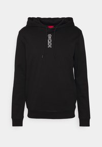 Sudadera negra de tela suave, que cuenta con un bolsillo canguro delantero, cordones ajustables y detalles del logotipo en blanco en el pecho.