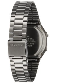 Montre en acier inoxydable argenté avec un bracelet à maillons et un boîtier octogonal. Possède un fermoir avec le logo "CASIO" et un fini métallique texturé.