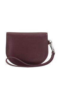 Borsa a mano in pelle bordeaux con forma curva, chiusura con zip e tracolla removibile. Texture liscia con minimi dettagli hardware.