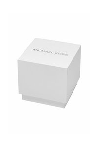Weißer quadratischer Kasten mit strukturiertem Finish, auf dem oben "MICHAEL KORS" in Silber geprägt ist. Der Boden hat einen leicht erhöhten Rand.