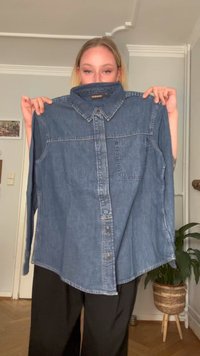 Meeste denim nööpide kinnitusega särk; keskmise sinise tooniga; pika varrukaga; üks rinnatasku; kaarjas äär; kontrastselt tikitud detailid.