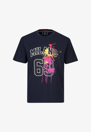 Navyblauwe katoenen t-shirt met "MILANO 60" in het wit, met roze en gele verfspatten accenten aan de voorkant. Korte mouwen, ronde hals.