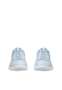 Ζευγάρι ανοιχτόμπλε casual αθλητικά παπούτσια με λευκά κορδόνια και λευκές σόλες, φαίνονται από μπροστά σε λευκό φόντο.