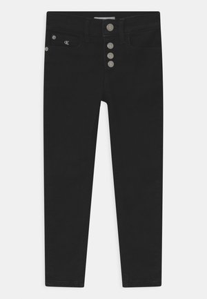 Jeans neri in denim di cotone, con un design a vita alta, chiusura a cinque bottoni e discreto logo dettagliato sulla tasca anteriore.