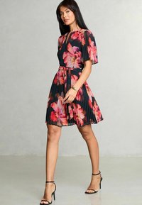 Lipsy REGULAR FIT - FLORAL PLEATED MINI  - Jurk - black
