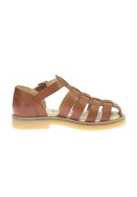 Sandale en cuir marron avec plusieurs straps, un bout ouvert et une semelle en caoutchouc jaune, présentée de côté sur fond blanc.