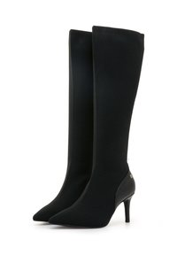Botas negras hasta la rodilla hechas de un tejido elástico, con punta afilada y un tacón liso y texturizado. Presenta un acabado suave y un diseño minimalista.